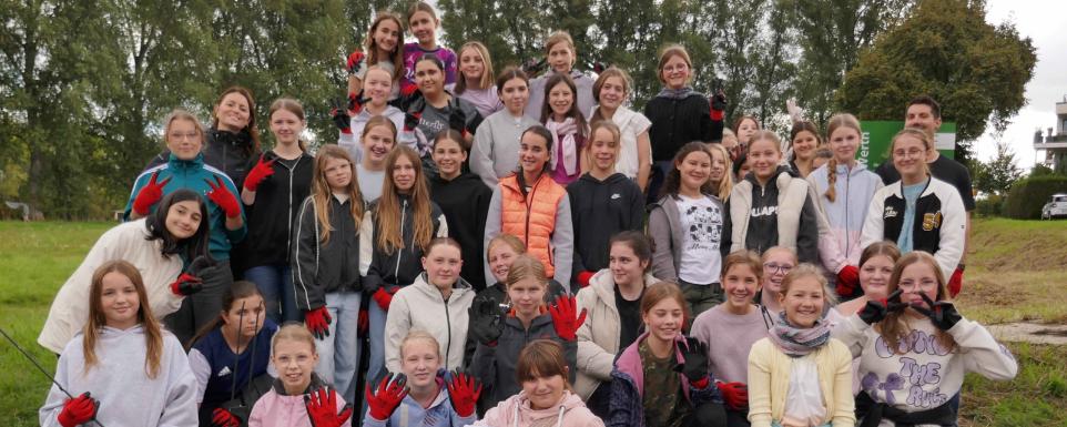 Siebtklässlerinnen der Realschule engagieren sich beim „Rhine-Clean-Up“ in Bornheim