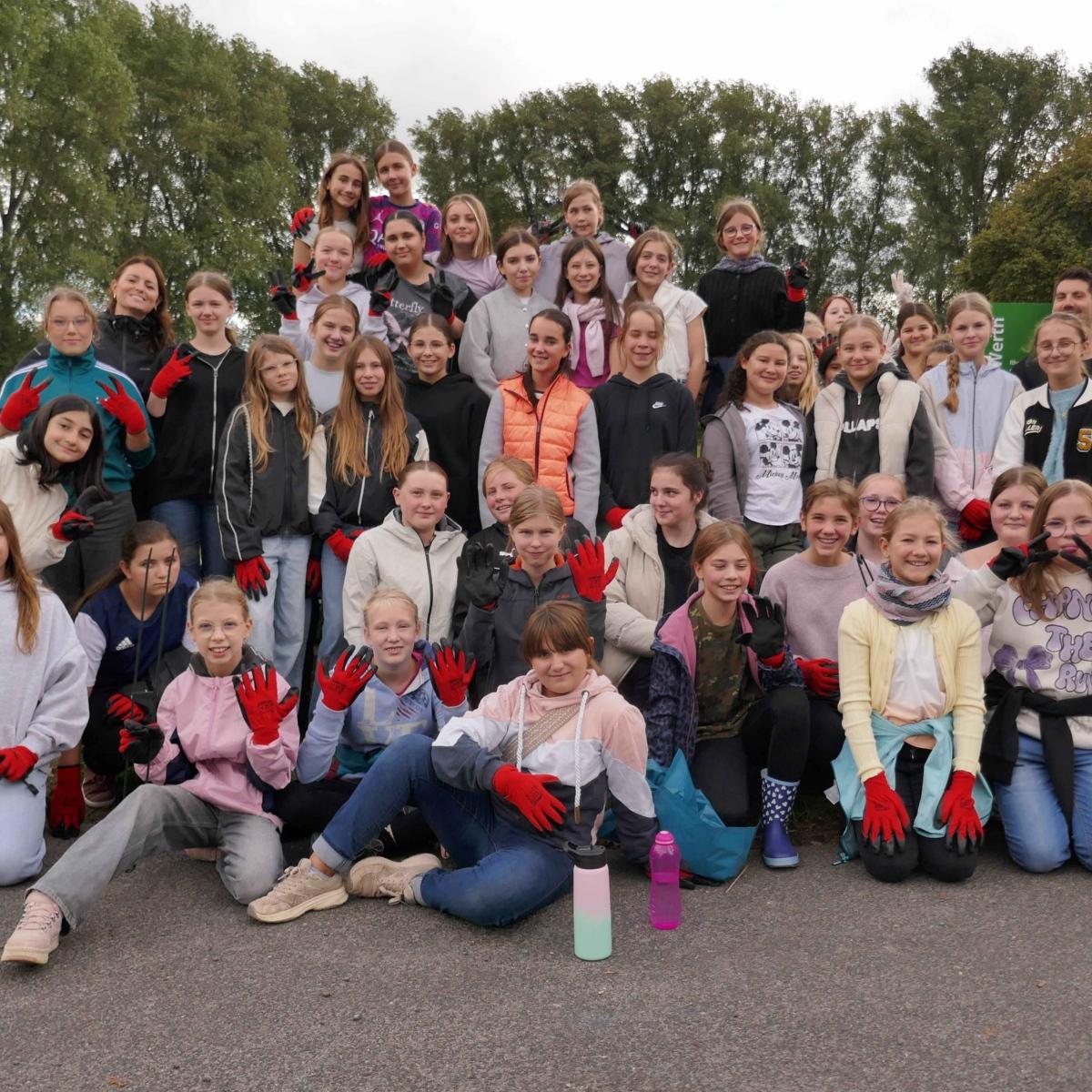 Siebtklässlerinnen der Realschule engagieren sich beim „Rhine-Clean-Up“ in Bornheim