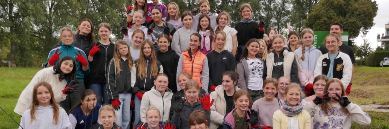 Siebtklässlerinnen der Realschule engagieren sich beim „Rhine-Clean-Up“ in Bornheim