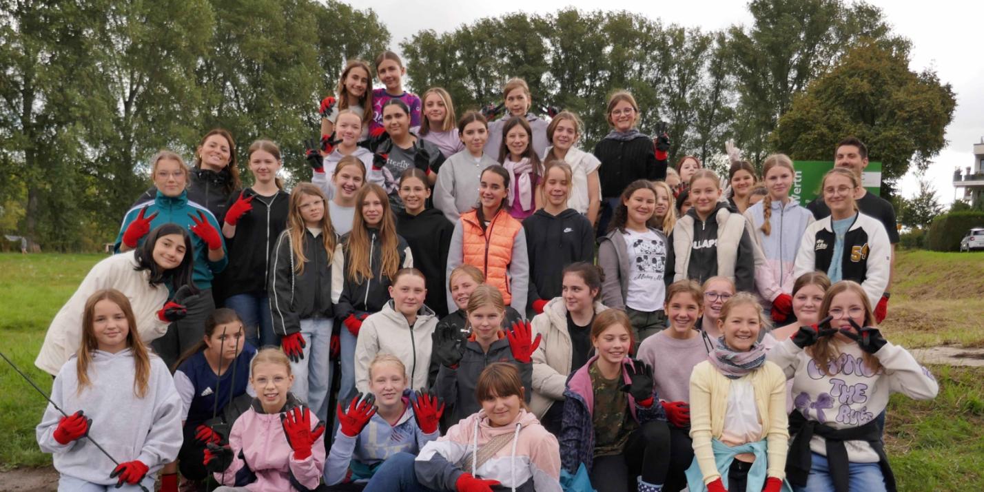 Siebtklässlerinnen der Realschule engagieren sich beim „Rhine-Clean-Up“ in Bornheim