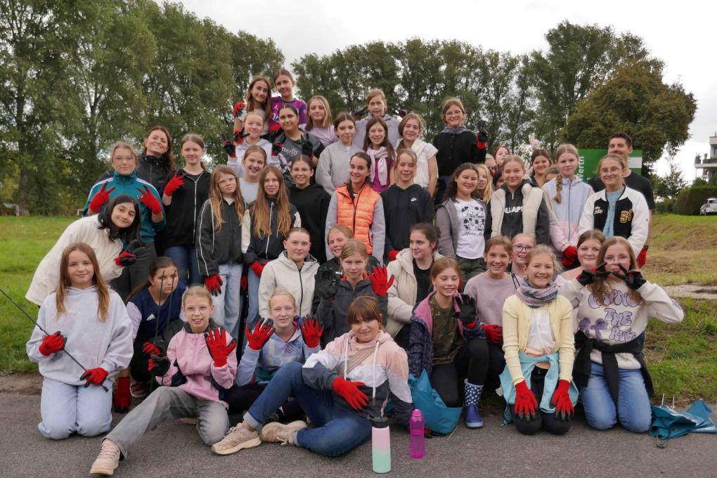 Siebtklässlerinnen der Realschule engagieren sich beim „Rhine-Clean-Up“ in Bornheim