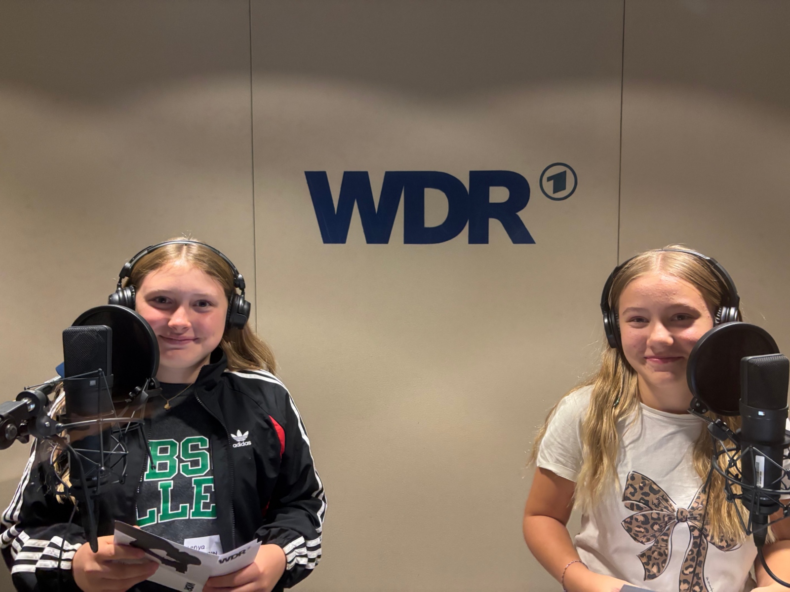 Radioluft schnuppern diese beiden Schülerinnen der R7b