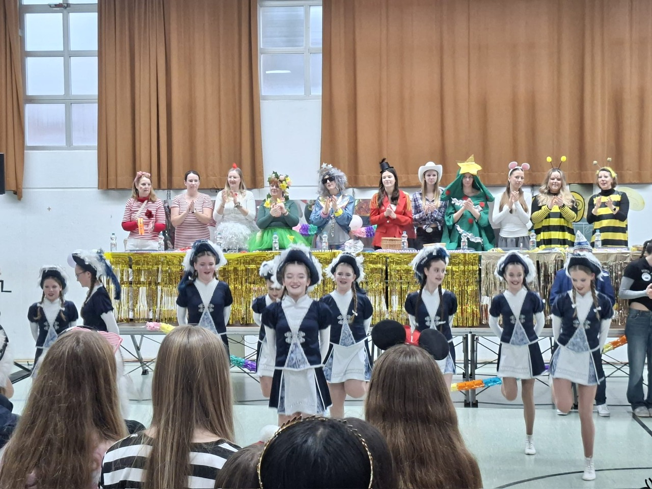 Tanzgarde Mondorfer Karnevalsgesellschaft und Elferrat