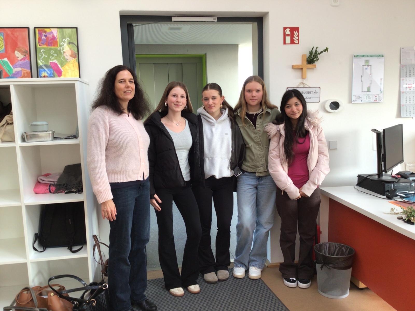 Palm in der Bibliothek Schuelerinnen G8b Lenz-Kemper