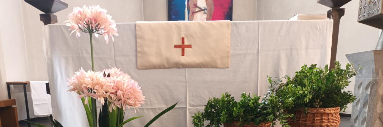 Palmaktion 2026: neue grüne Zweige an unseren Kreuzen erinnern an den Palmsonntag