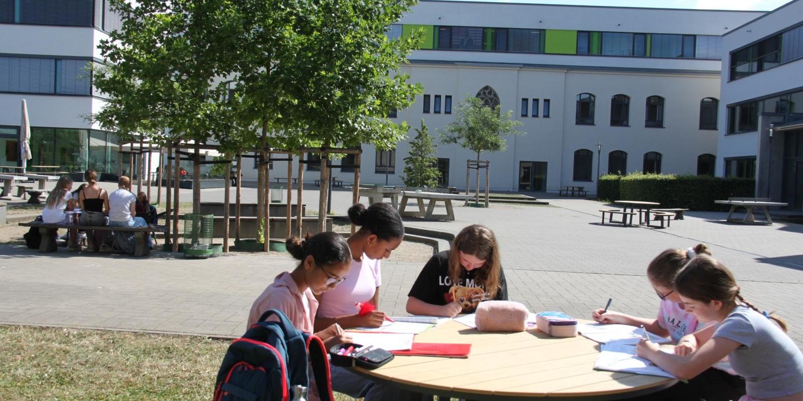 Schulhof USH