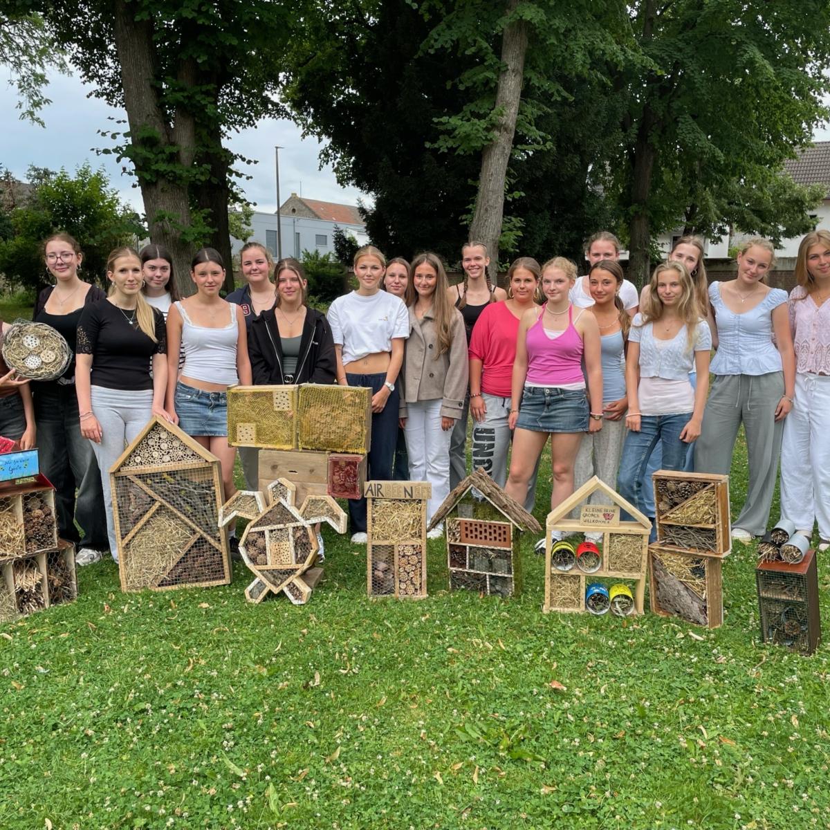 Humanökologie-Kurs der Jgst. 10 baut Insektenhotels