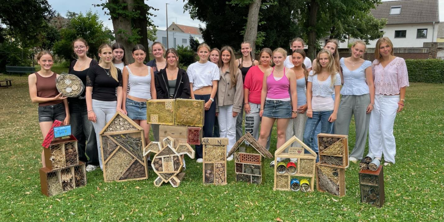 Humanökologie-Kurs der Jgst. 10 baut Insektenhotels