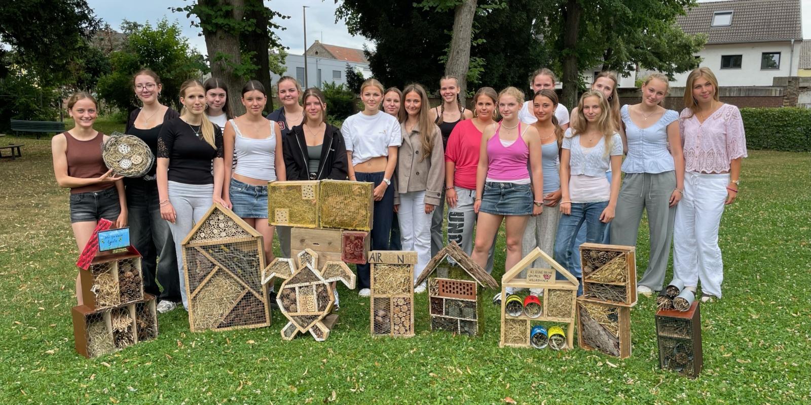 Humanökologie baut Insektenhotels