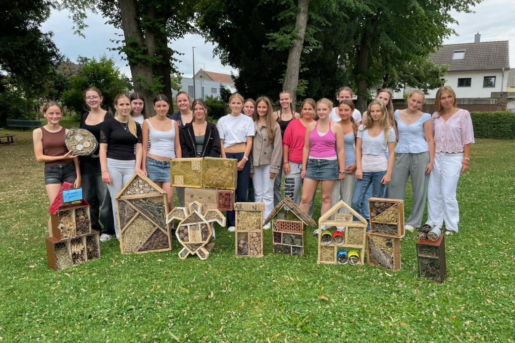 Humanökologie-Kurs der Jgst. 10 baut Insektenhotels