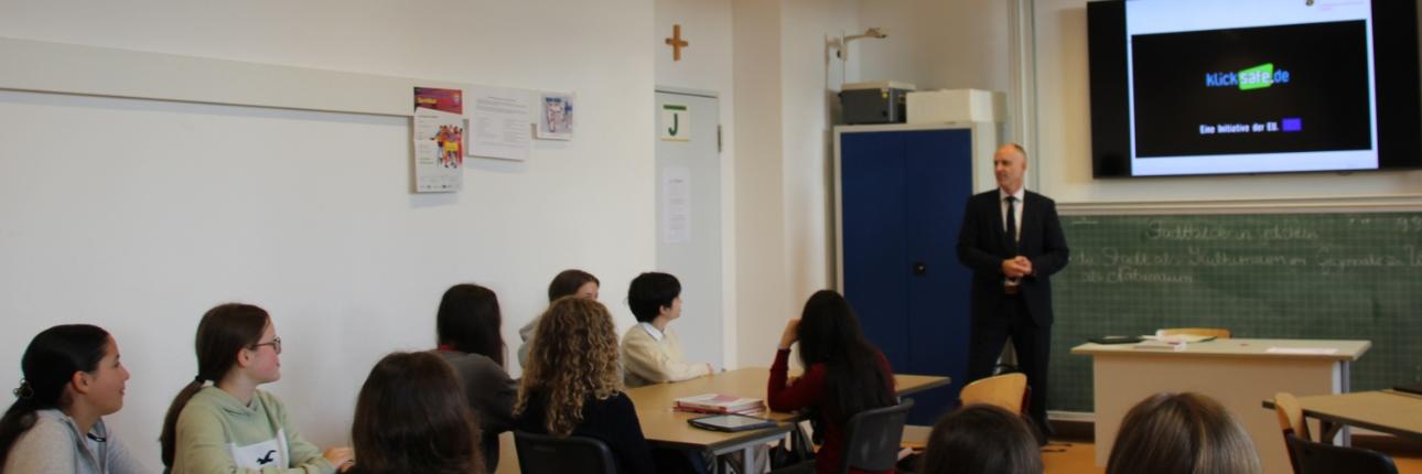 Einladung für Eltern der Jgst. 8 zum Elternabend „Cyber-Kriminalität“