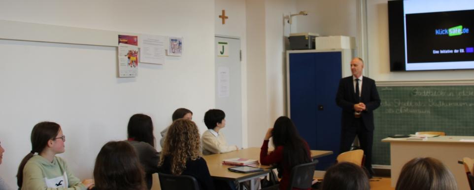 Einladung für Eltern der Jgst. 8 zum Elternabend „Cyber-Kriminalität“