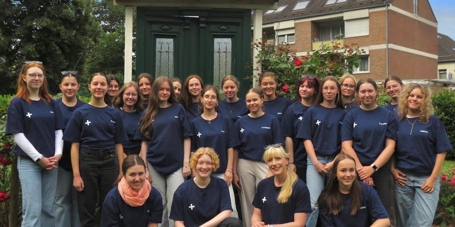 Sanitäterinnen in neuen Shirts