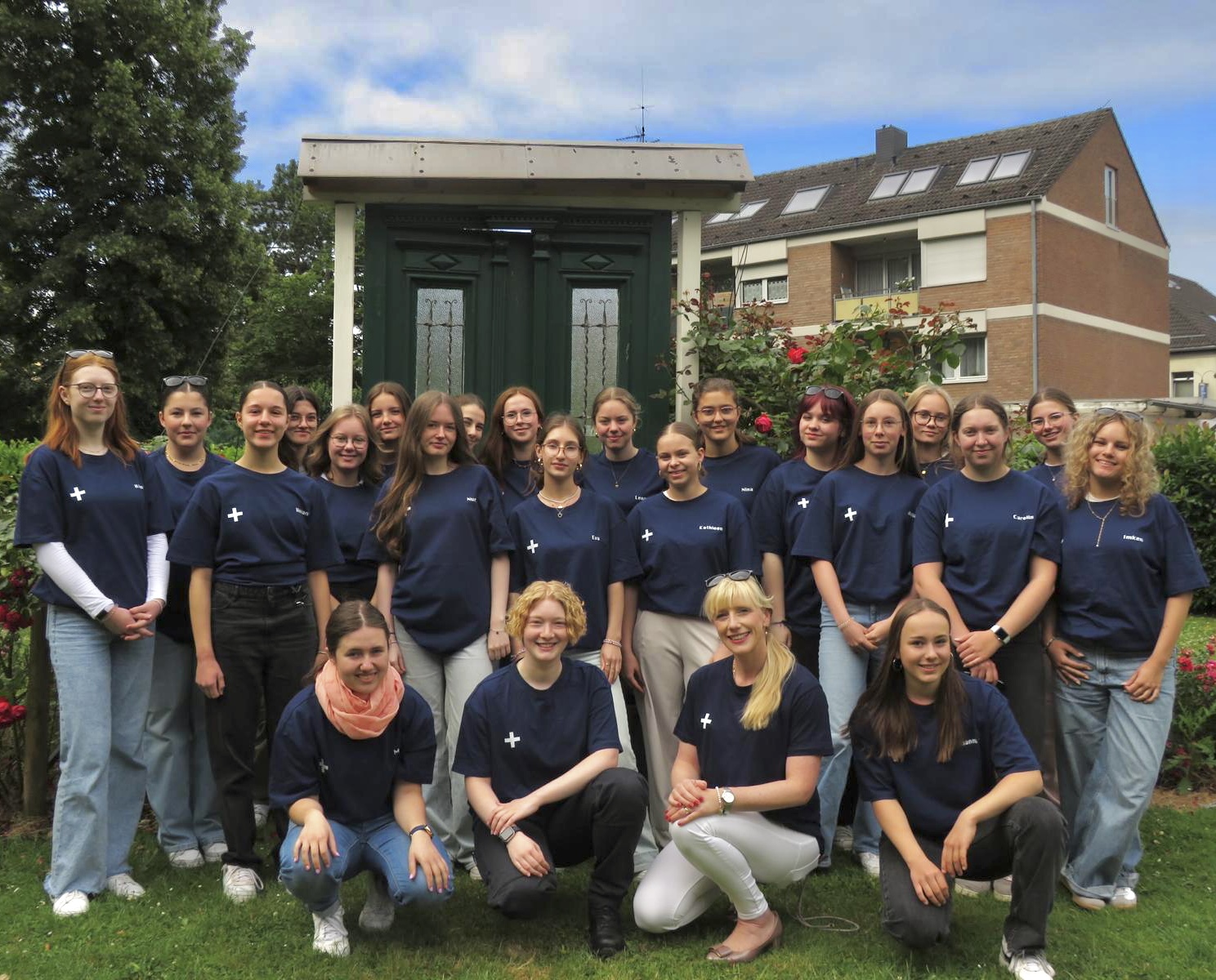 Sanitäterinnen in neuen Shirts