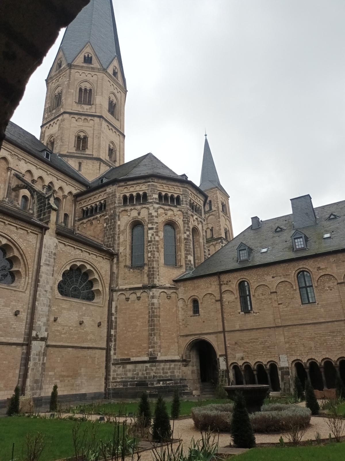 Bonner Muenster Blick vom Kreuzgang