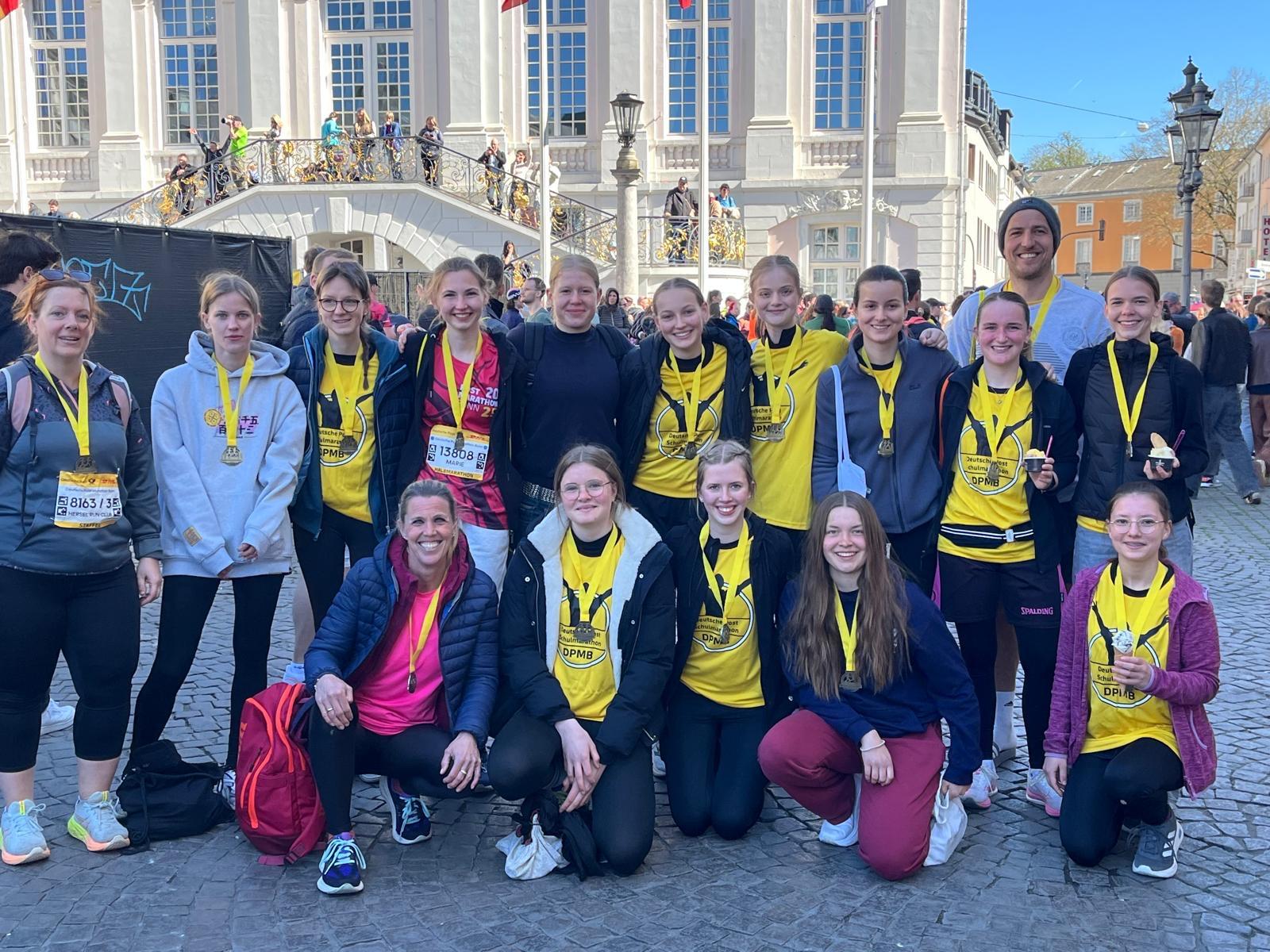 Glückliche Staffelläuferinnen und -Läufer