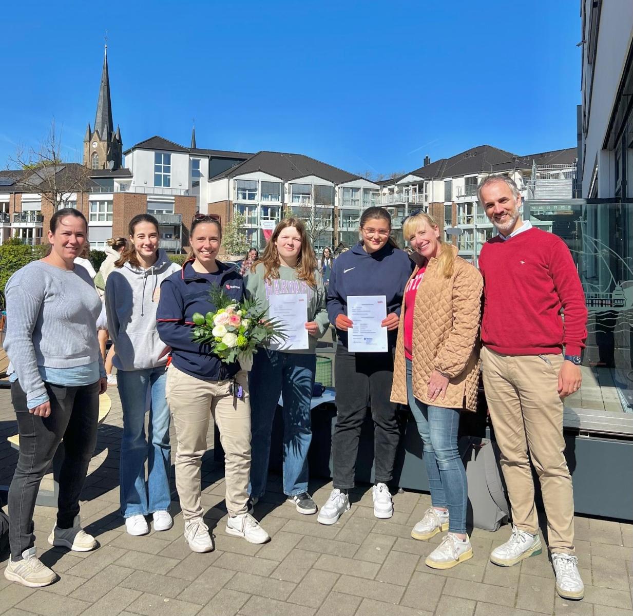 Übergabe der Obersanitäterinnen-Zertifikate mit Frau Klinkner (Malteser Bornheim), Frau Bong, Frau Buchalik , Herr Dr. Oerder und einem Teil der erfolgreichen Absolventinnen.