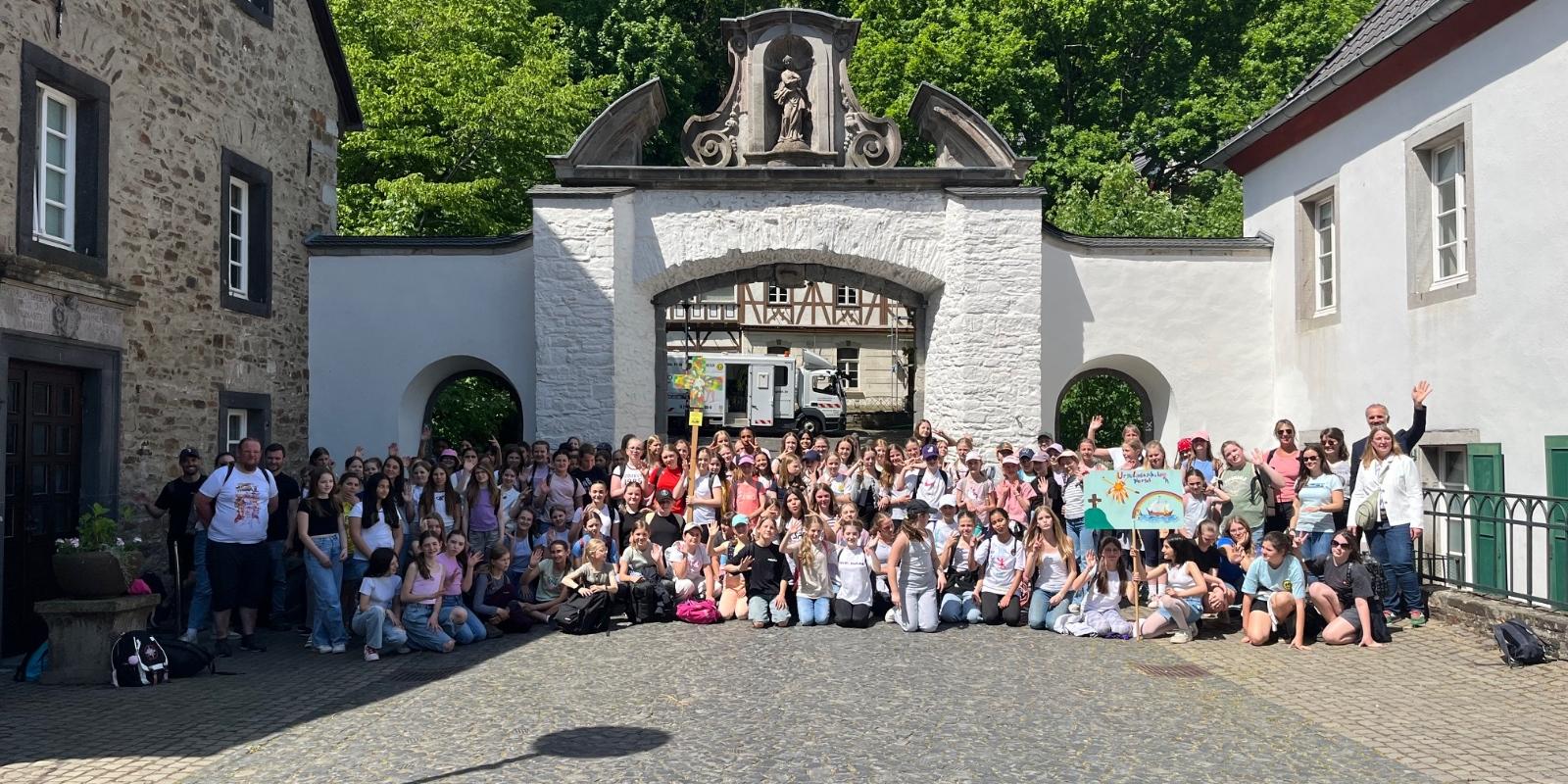 Die sechsten Klassen der Erzbischöflichen Ursulinenschule Hersel