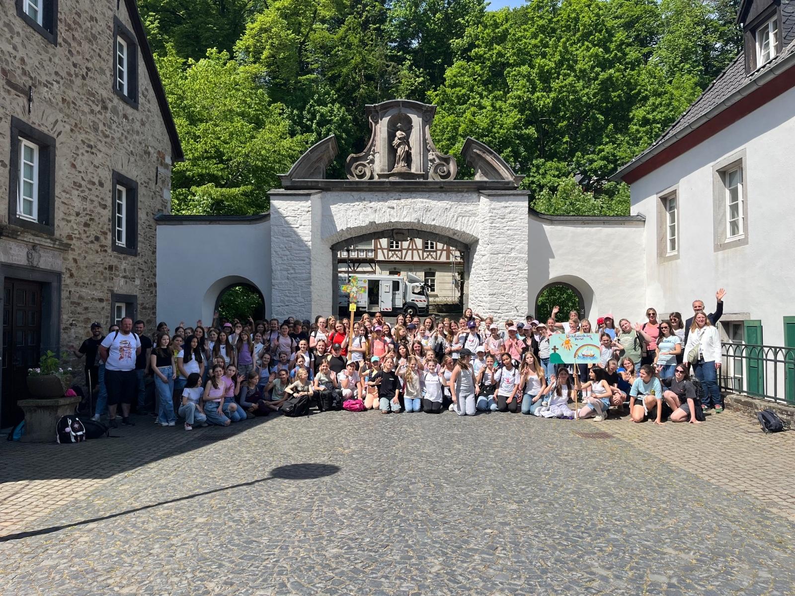 Die sechsten Klassen der Erzbischöflichen Ursulinenschule Hersel