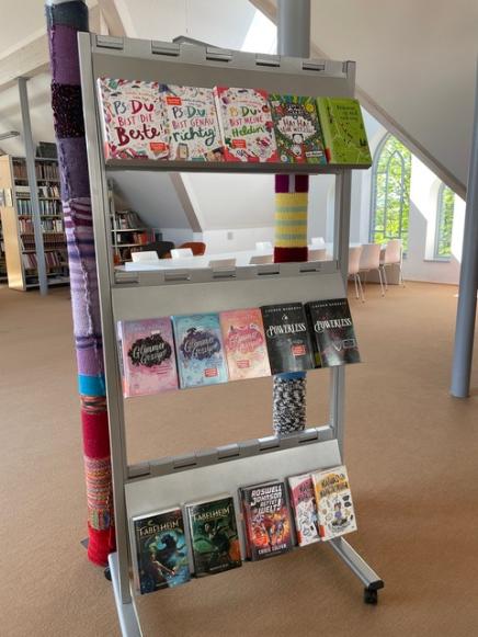 Im Rollregal stehen nun viele neue Bücher zur Ausleihe bereit.