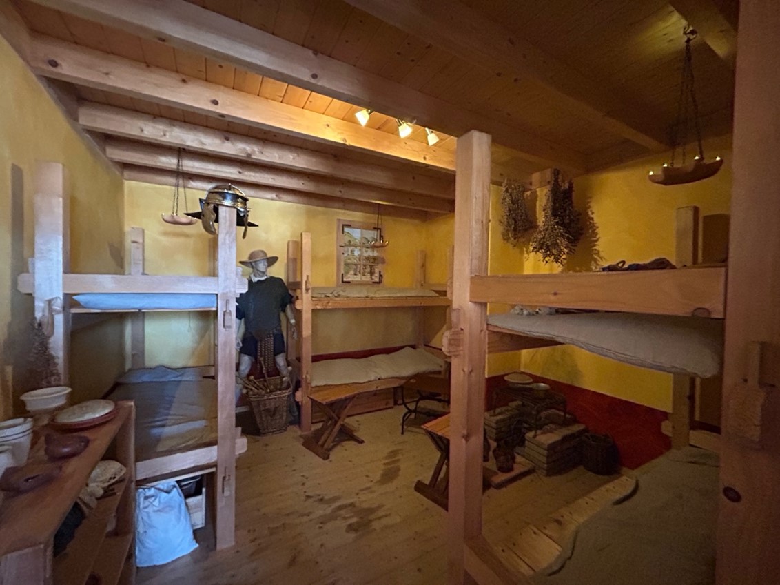 Schlafzimmer der Legionäre mit Stockbetten