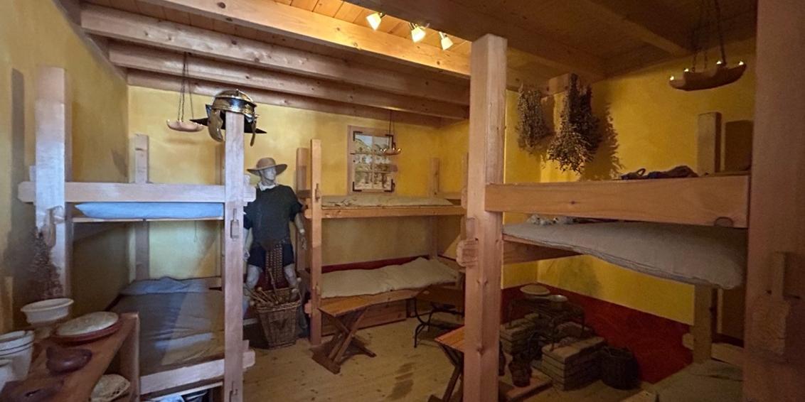 Schlafzimmer der Legionäre mit Stockbetten