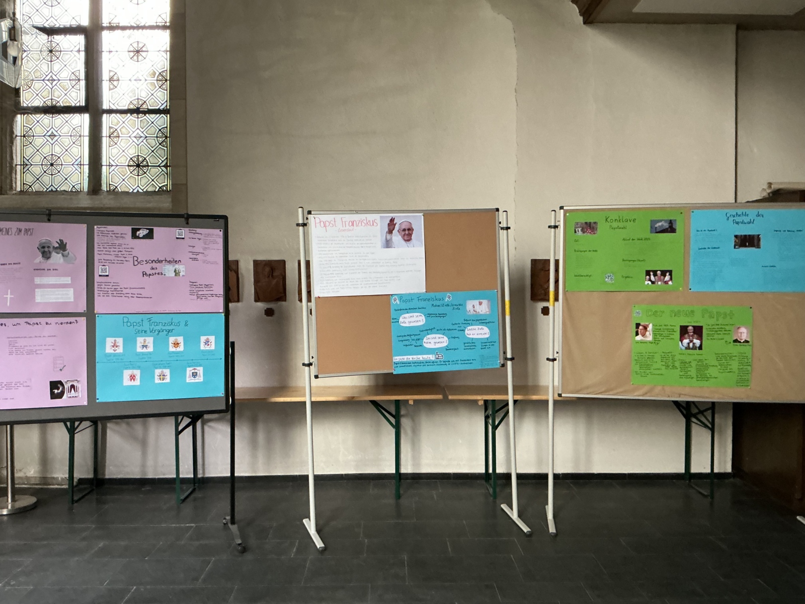 Ausstellung „Papst-Sein“ in der Schulkapelle
