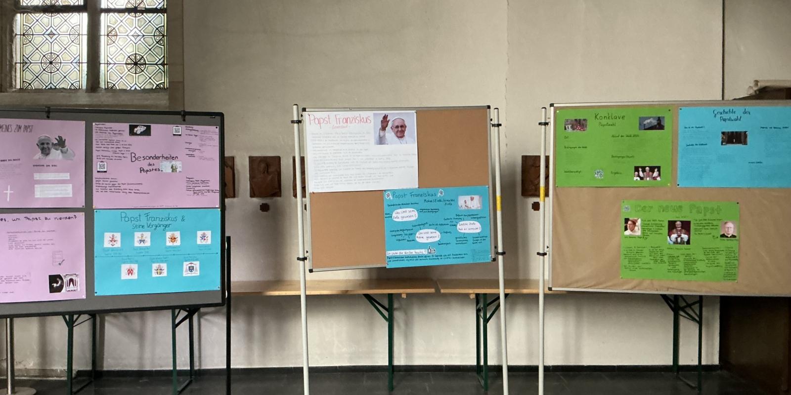 Ausstellung „Papst-Sein“ in der Schulkapelle