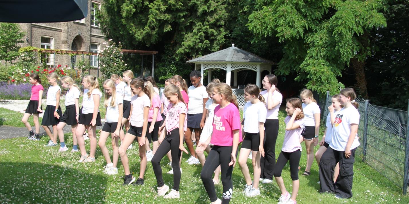 Schülerinnen der G5a tanzen für Seniorenhaus St. Angela