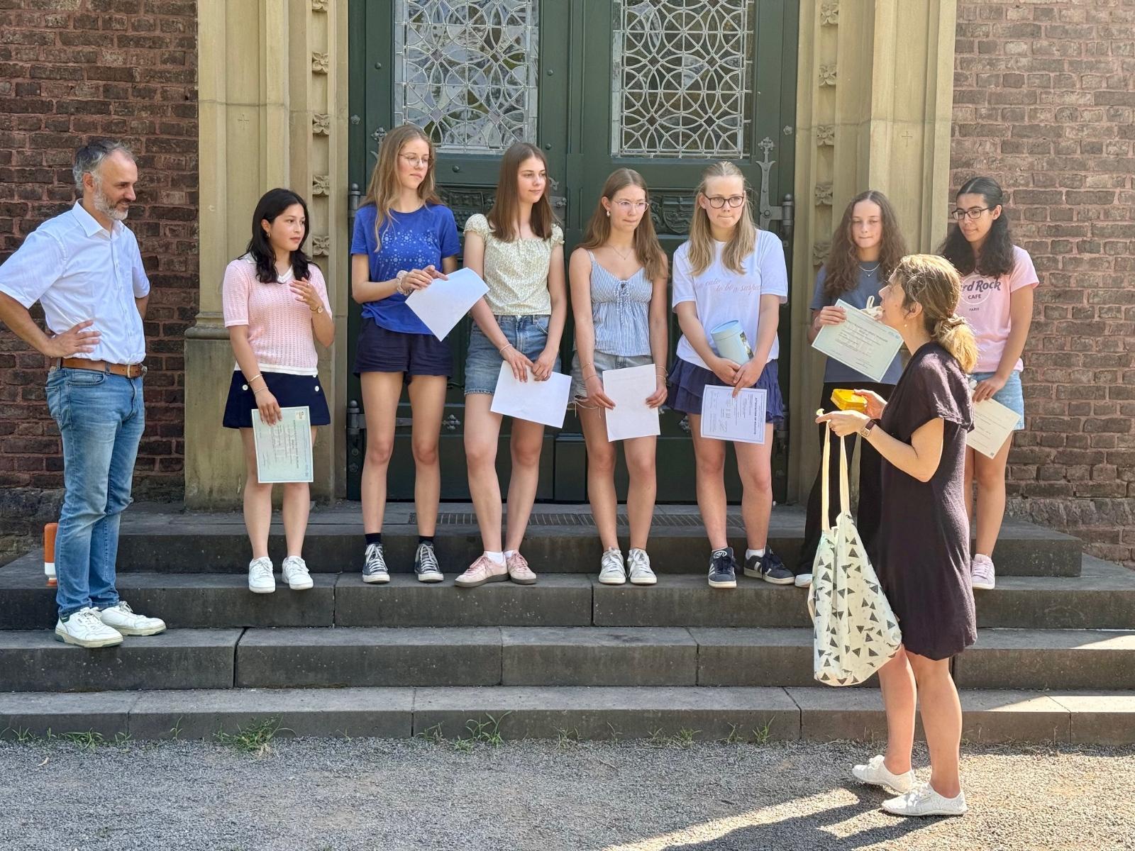 Französischlehrerin Frau Niggemeier verteilt französische Geschenke