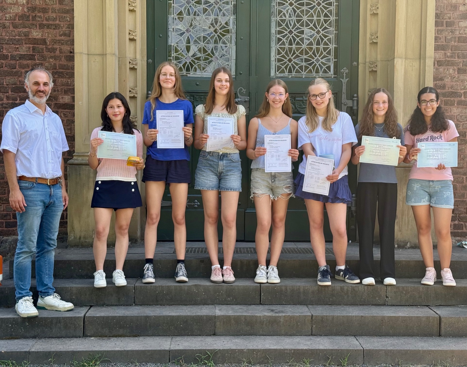 Begabte Französischschülerinnen mit Schulleiter Dr. Oerder