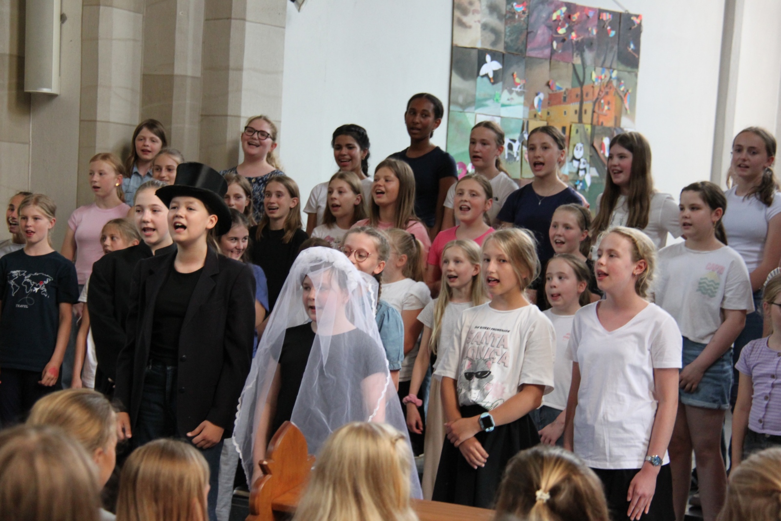 Der Unterstufenchor singt „Die Vogelhochzeit“