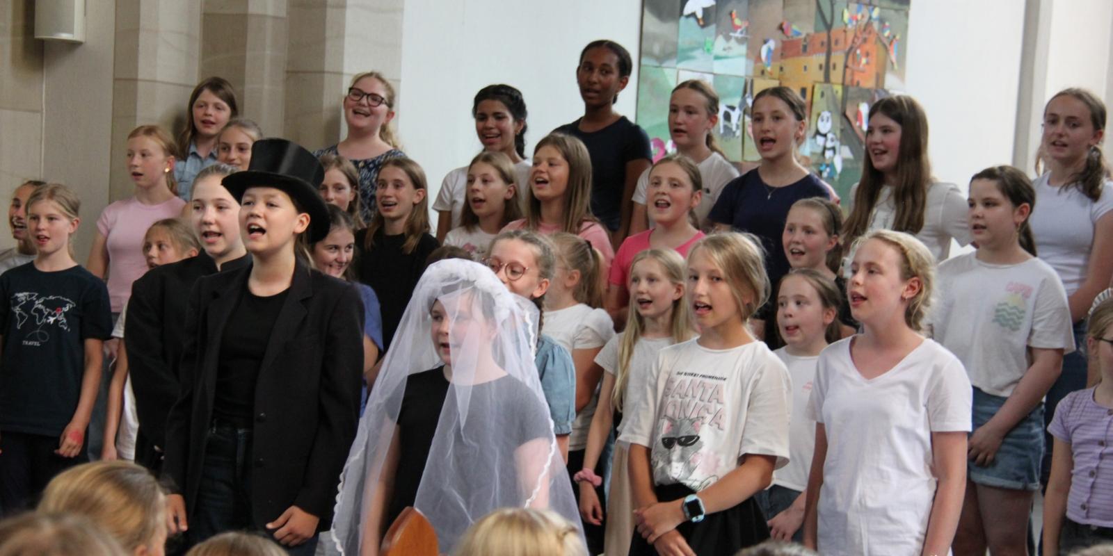 Der Unterstufenchor singt „Die Vogelhochzeit“