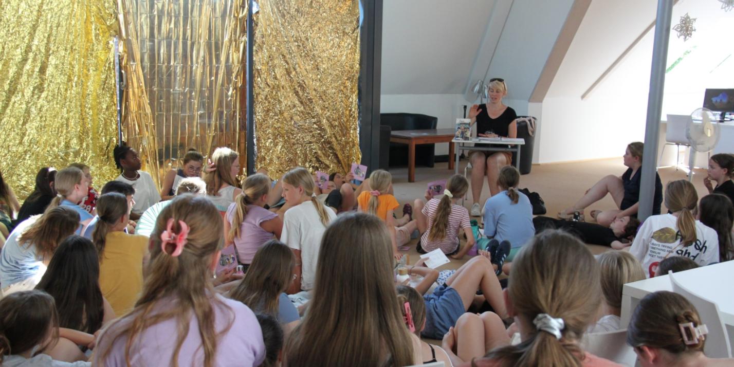 „Skandal im Schwimmbad“ - Lesung in der Ursulinenschule