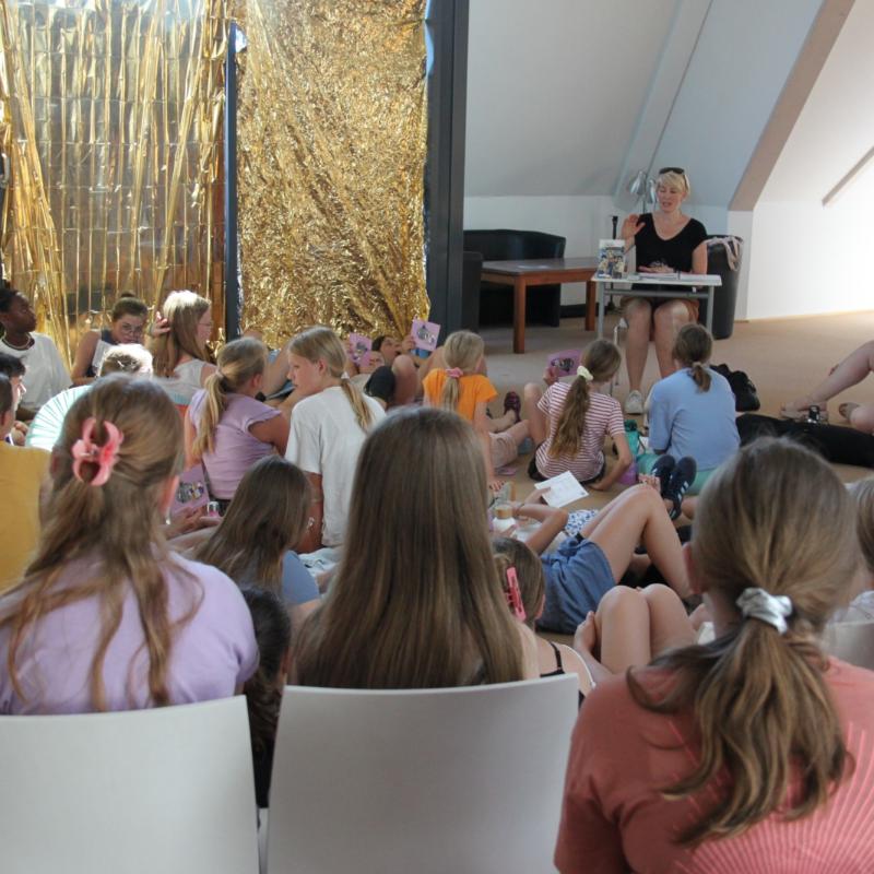 „Skandal im Schwimmbad“ - Lesung in der Ursulinenschule