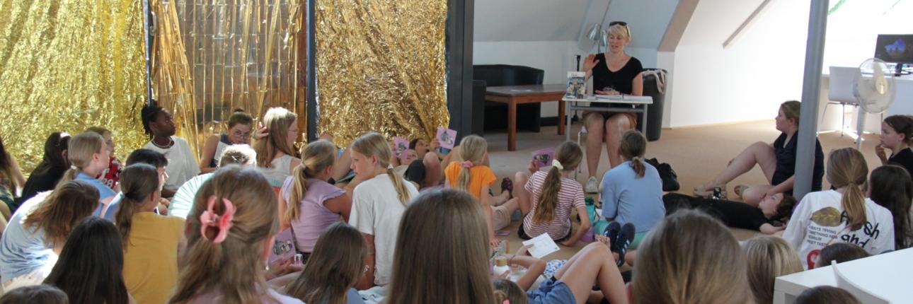 „Skandal im Schwimmbad“ - Lesung in der Ursulinenschule