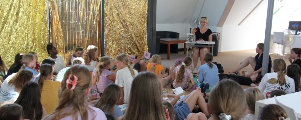 „Skandal im Schwimmbad“ - Lesung in der Ursulinenschule