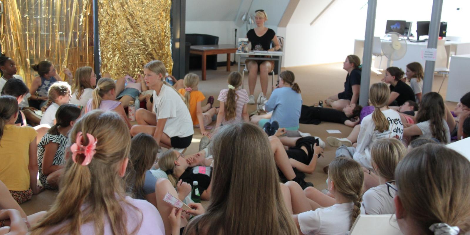 Autorinnenlesung: „Skandal im Schwimmbad“ von Ariane Vaßen