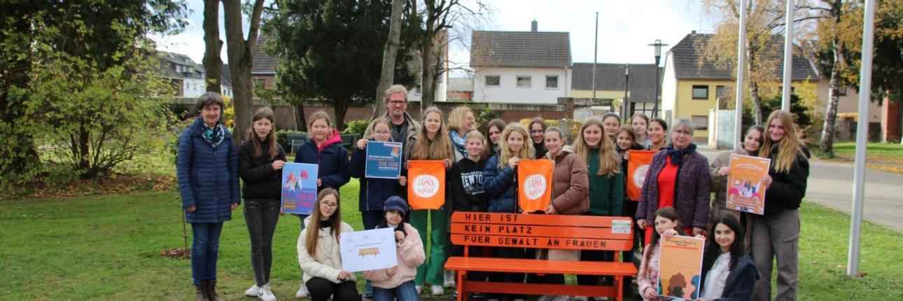 Eine neue Bank in Orange als Signal zur Beseitigung von Gewalt gegen Frauen