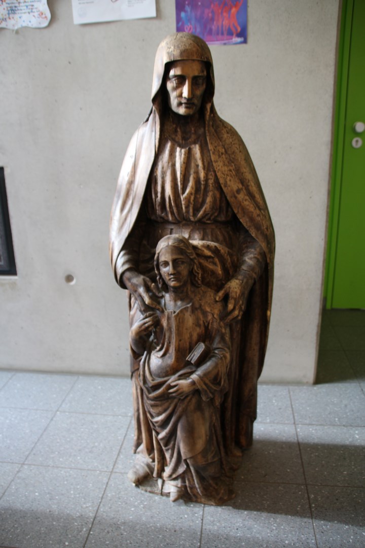 Angela-Statue im Angela-Trakt