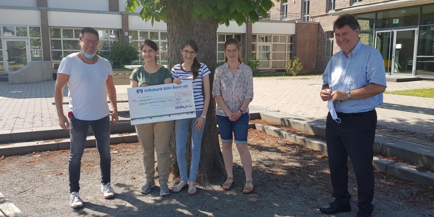 Die drei Chefredakteurinnen Laura Hoffmann (G9b), Katja Thelker (G9b), Leonie Schotten (G9c), Pfarrer Wolfgang Pütz als Koordinator für die drei sozialen Projekte der USH (li), Schulleiter Dr. Kühling (re)