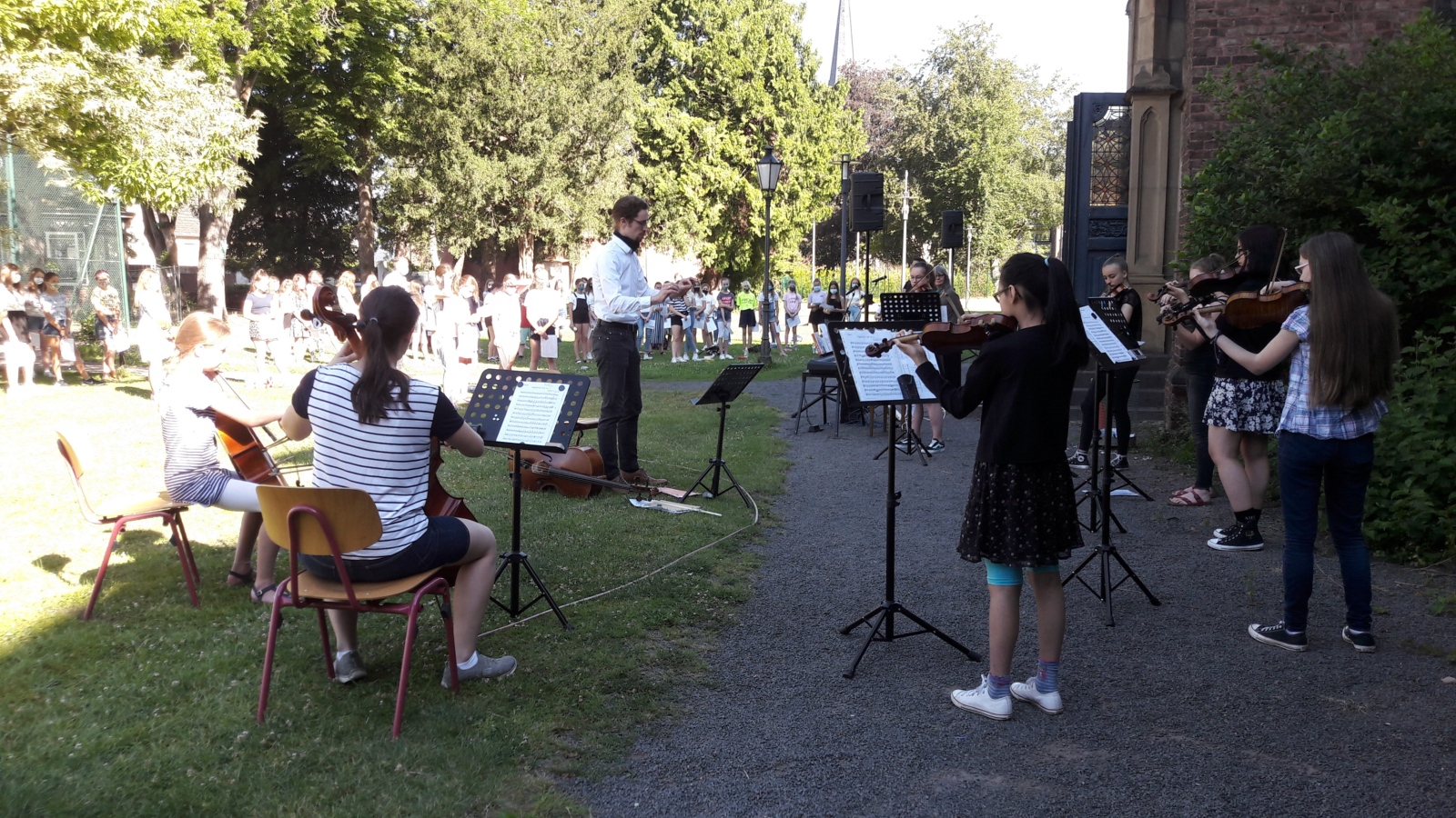 Das Streicherensemble spielt
