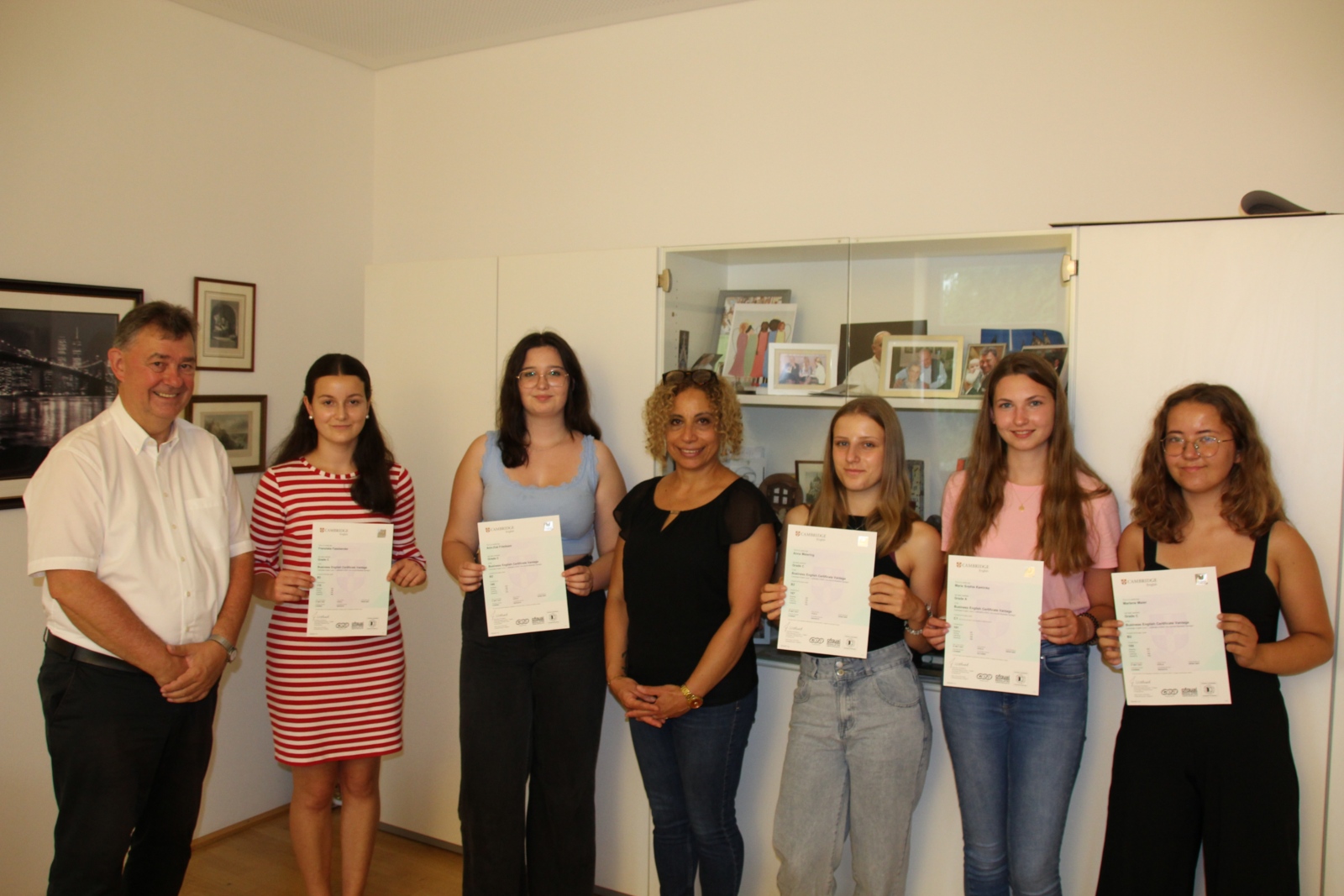 2023-08-25 Cambridge Certificates Übergabe mit Schulleiter Dr. Kühling