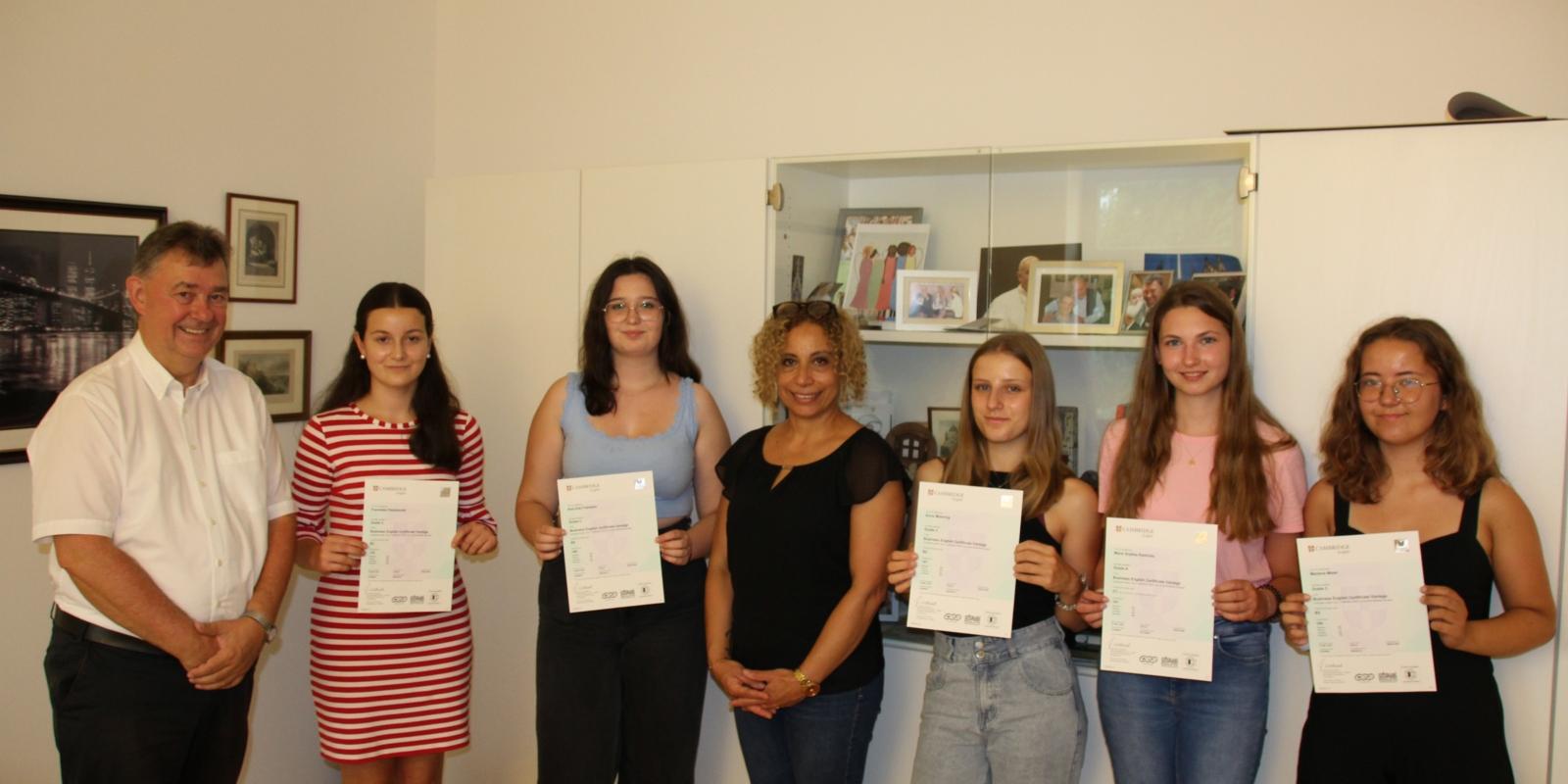 2023-08-25 Cambridge Certificates Übergabe mit Schulleiter Dr. Kühling
