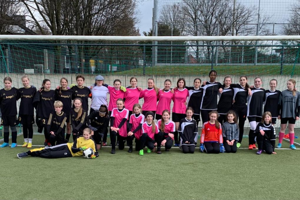 Ursulinen-Fußballmannschaft siegt in Bergisch Gladbach -