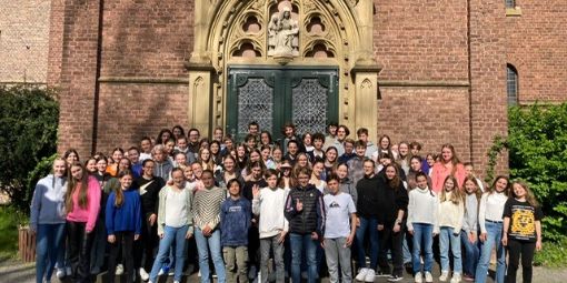 Frankreichaustausch Gruppenfoto vor der Kapelle der USH