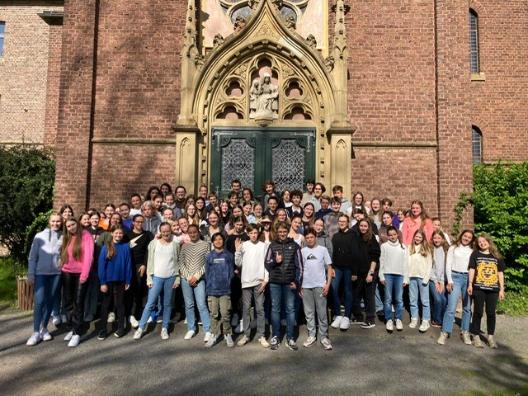 Frankreichaustausch Gruppenfoto vor der Kapelle der USH