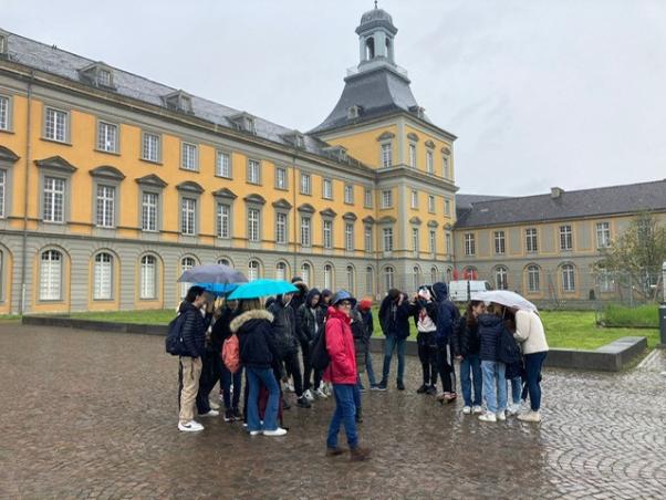Frankreichgruppe im Regen vor der Uni