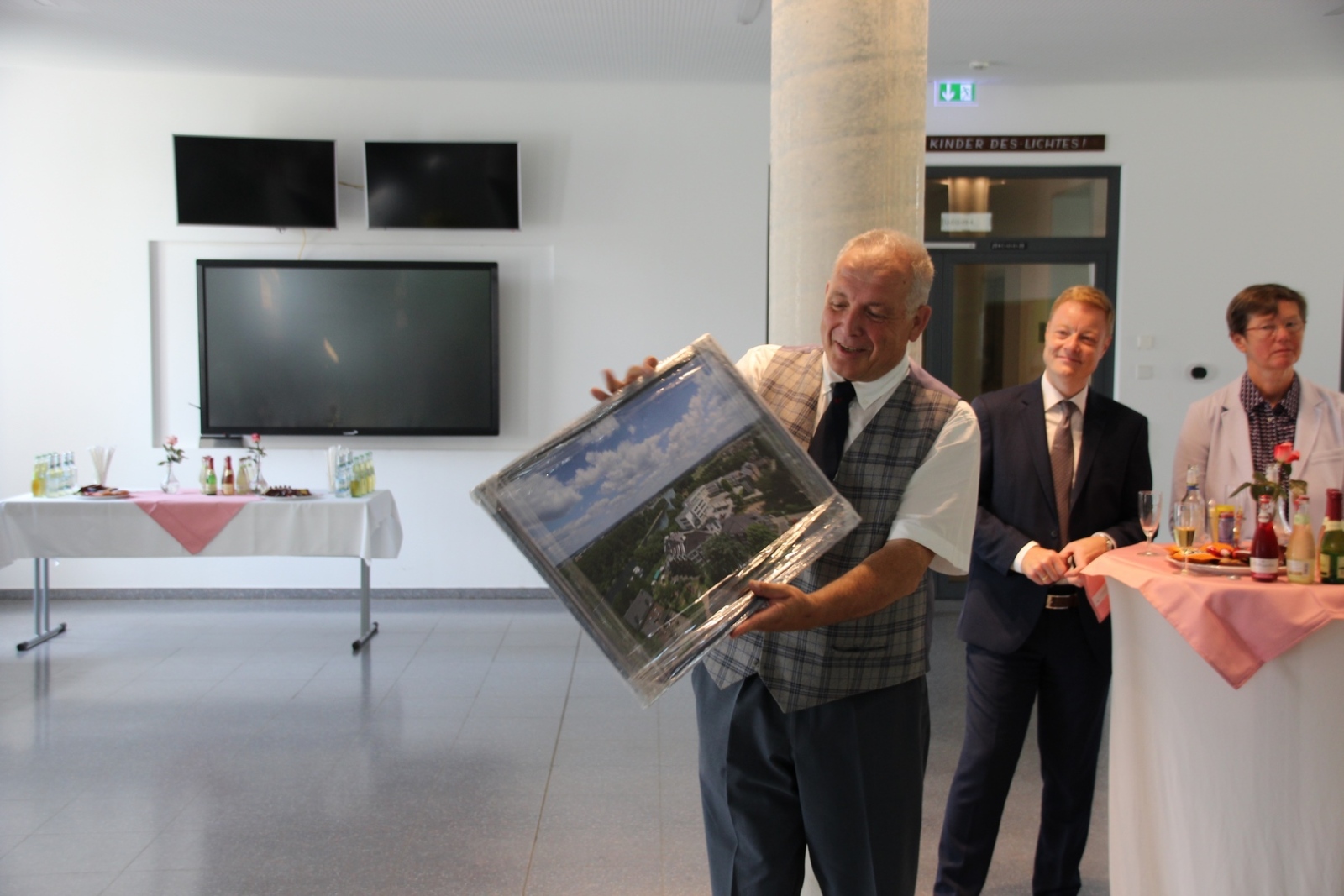 Geschenkübergabe des Gymnasiums