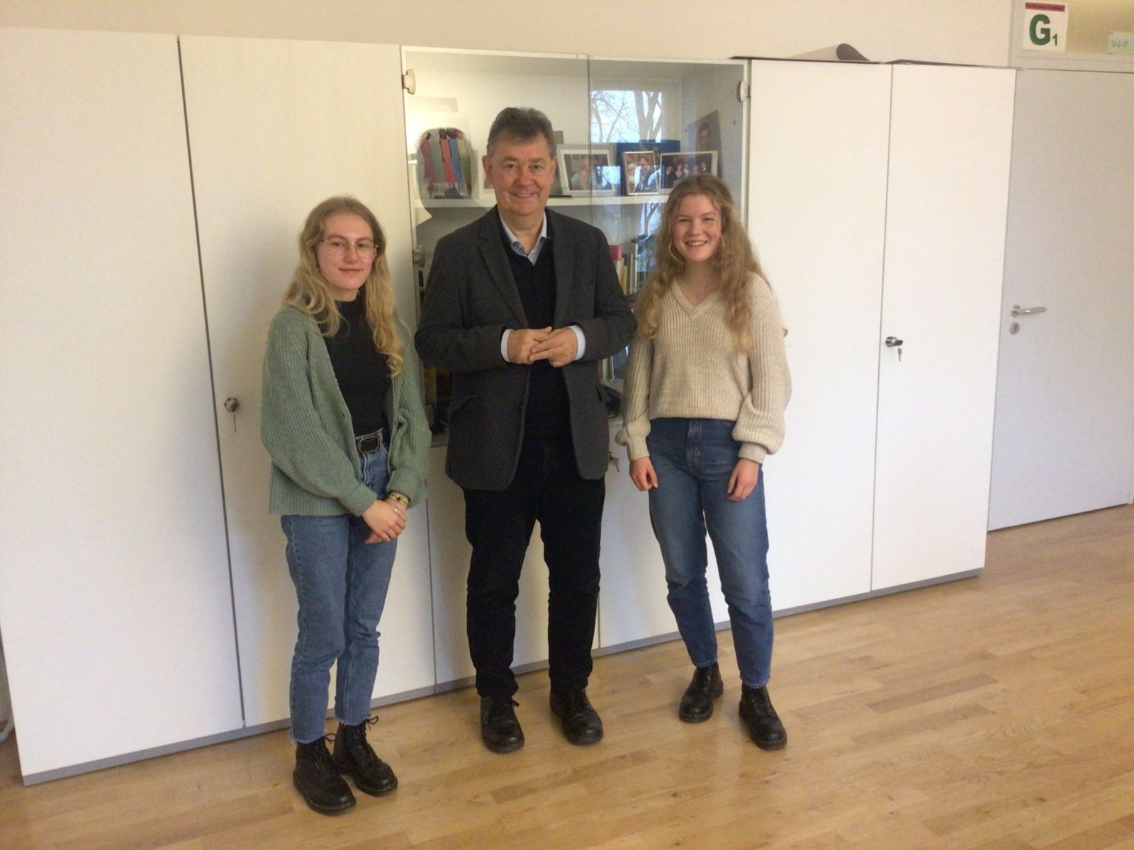 Mina Heimerzheim und Letizia Brill bei Schulleiter Dr. Kühling